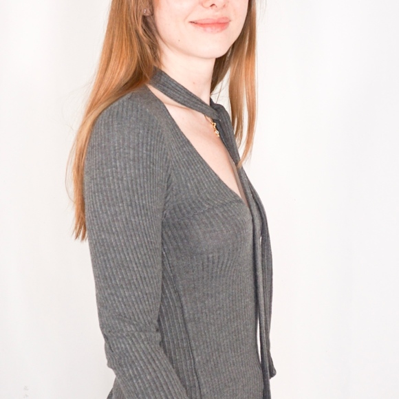 BRANDY MELVILLE Rib Gray Plunge Neck Tie Top NWT - Picture 4 of 8